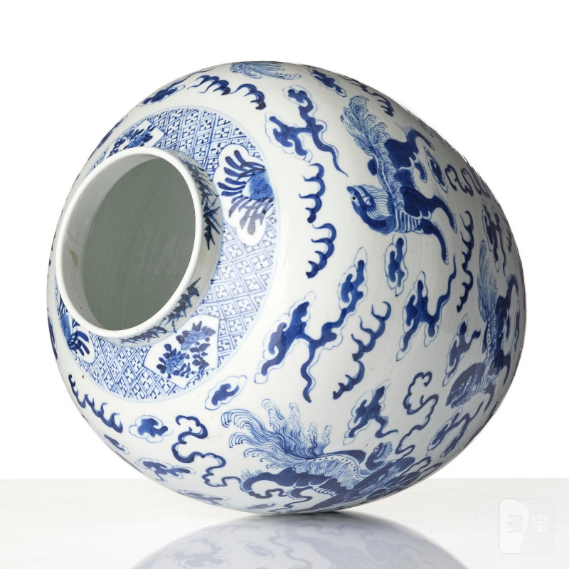 A blue and white 'buddhist' lion jar, - 图5